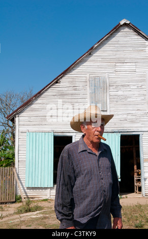 Mann vor Tabak Bauernhof Schuppen Haus in der Provinz Pinar Del Rio in ländlichen Kuba Karibik Stockfoto