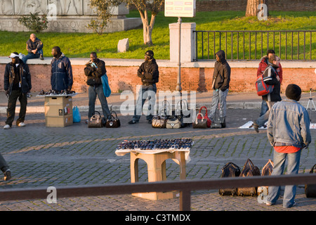 Afrikanische Immigranten richten Sie illegale Straßenständen verkauft gefälschte Markenware, Rom, Italien Stockfoto