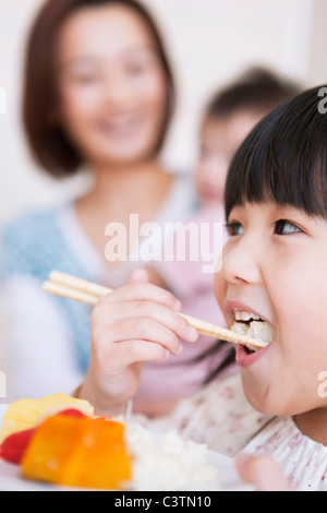 Mädchen essen Frühstück Stockfoto