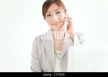 Geschäftsfrau auf Handy Stockfoto