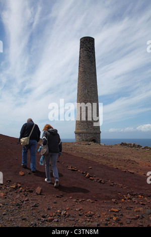 Touristen erkunden der Levante Zinnmine, St Just, Cornwall. Stockfoto