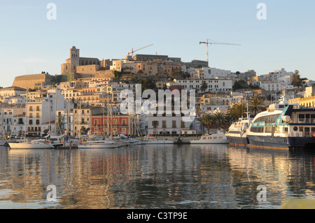 Alte Stadt Eivissa und Hafen bei Sonnenaufgang Stockfoto