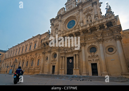 Mensch auf Motorrad Oustide barocke Basilika di Santa Croce (Kirche des Heiligen Kreuzes), 1695, Lecce, Apulien (Puglia), Süditalien Stockfoto