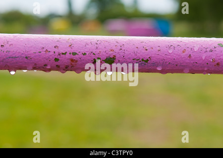 Rosa 5 bar Metalltor mit schweren Tau Equestrian UK Stockfoto