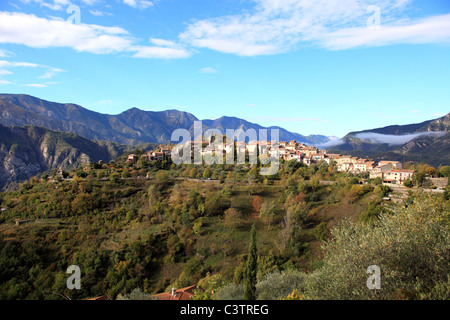 Das hochgelegene Dorf von La Tour Sur Tinée, in das Tal der Tinée im Hinterland des Alpes-Maritimes Stockfoto