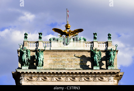 Steinadler und Skulpturen in dominierenden Haltung auf Hofburg, Österreich, Wien Stockfoto