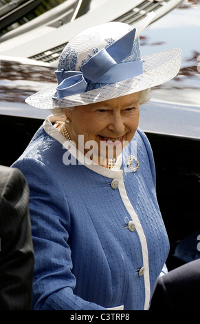 Die britische Queen Elizabeth besucht National Stud, Fortsetzung ihres Staatsbesuchs mit einem Rundgang durch die Irish National Stud in Co Kildare Stockfoto