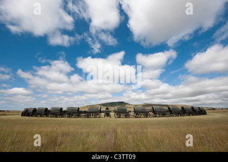 Siedler mit Bronze Repliken der Ochse-Wagen verwendet durch Voortrekkers in der Schlacht von Blood River, Blood River Museum, Südafrika Stockfoto