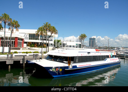 Kommerzielle Katamaran festgemacht an der Marina Mirage von Southport an der Gold Coast von Queensland, Australien Stockfoto