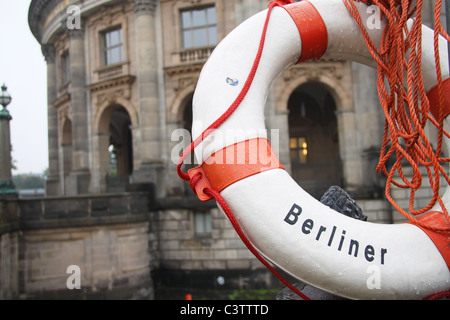 Berliner Rettungsring und das Bode-Museum Stockfoto