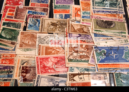 Vielfältige und bunte Vintage Briefmarken aus Italien. Stockfoto