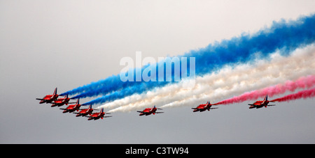 Die berühmten roten Pfeile zeigen die Mannschaft in Formation über Bournemouth Bay, Dorset UK fliegen im August Stockfoto