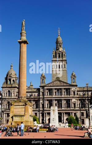 Sir Walter Scott Monument in George Square mit City Chambers im Hintergrund, Glasgow, Schottland Stockfoto