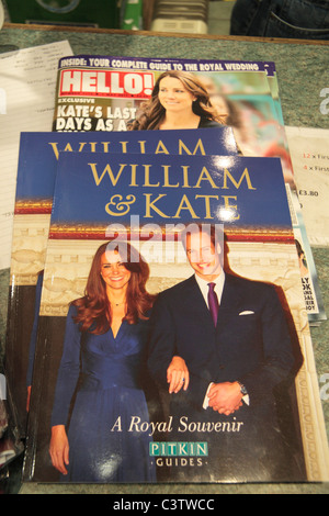 Souvenir-Buch- und "Hallo" produziert, die königliche Hochzeit von Prinz William & Kate Middleton, 29. April 11 feiern. Stockfoto