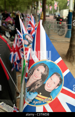 Linie der Union Fahnen am Geländer entlang der Mall am Vorabend die königliche Hochzeit von Prinz William & Kate Middleton. Stockfoto