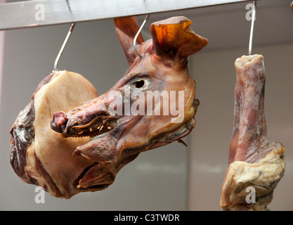 Coruna Spanien Coruna geheilt Metzger Markt Schweinekopf Stockfoto