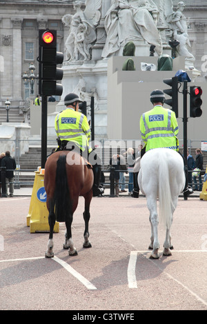 Metropolitan Police Officers auf dem Pferderücken hielt an der Ampel in der Nähe von Buckingham Palace, London, UK. Stockfoto