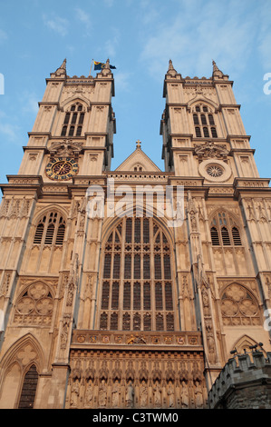 Blick bis auf die beiden Türme über der westlichen Tür zur Westminster Abbey, London, UK. Stockfoto