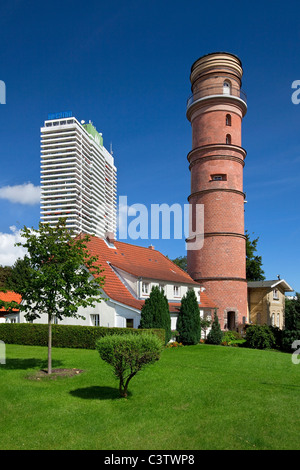 Maritim Hotel und den alten Leuchtturm im Hafen von Travemünde, Lübeck, Deutschland Stockfoto