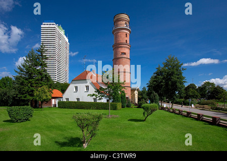 Maritim Hotel und den alten Leuchtturm im Hafen von Travemünde, Lübeck, Deutschland Stockfoto