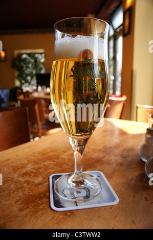 Ein bedrucktes Glas von Luebzer Lager an der Likorfabrik Bar, Rostock, Mecklenburg-Vorpommern, Deutschland Stockfoto