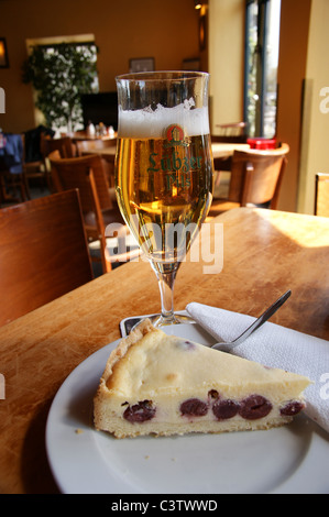 Ein bedrucktes Glas von Luebzer Lagerbier und Cherry Cheesecake am Likorfabrik Bar, Rostock, Mecklenburg-Vorpommern, Deutschland Stockfoto