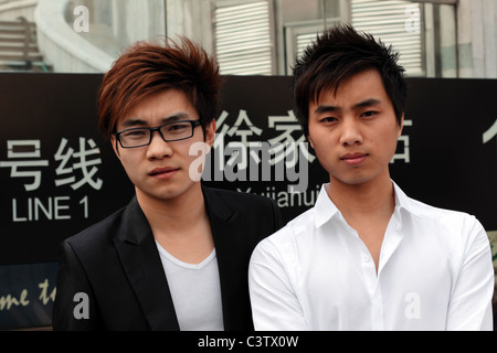 Model Release junge Männer stehen außen Linie 1 Eingang in Xiujiahui, Shanghai, China. Stockfoto