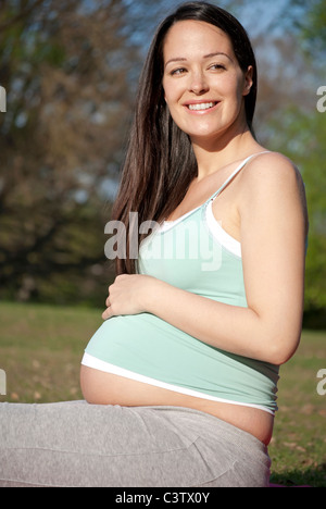 Gesunde Schwangere Frau draußen zu sitzen Stockfoto