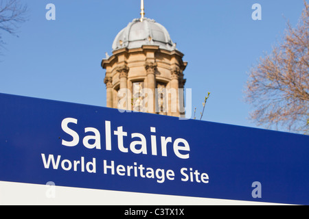 Ein Zeichen Saltaires Welterbe-Status in der Nähe von Salze Mill in Saltaire, Yorkshire, Großbritannien zu verkünden. Stockfoto