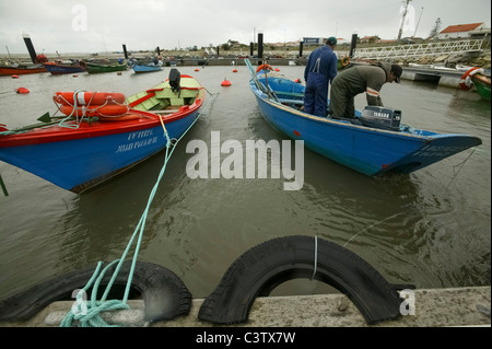 Zwei Fischer auf traditionellen hölzernen Fischerboot in Portugal Stockfoto