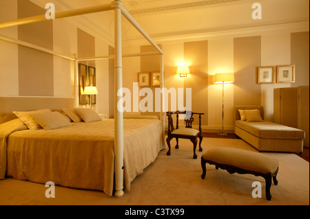 Schlafzimmer mit Himmelbett Stockfoto