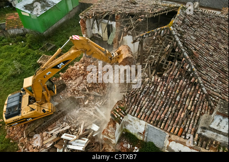 Planierraupe Abriss eines alten Hauses Stockfoto