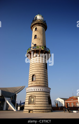 Leuchtturm und Teepott Restaurant am Strand von Warnemünde, Rostock, Mecklenburg-Vorpommern, Deutschland Stockfoto