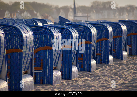 Strandkörbe, Strandkorbe am Strand von Warnemünde, Rostock, Mecklenburg-Vorpommern, Deutschland Stockfoto