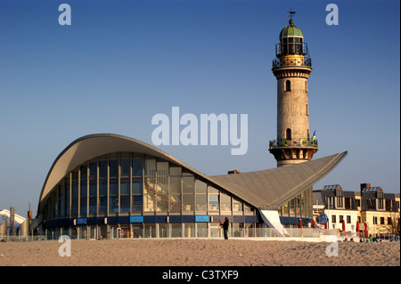 Leuchtturm und Teepott Restaurant am Strand von Warnemünde, Rostock, Mecklenburg-Vorpommern, Deutschland Stockfoto