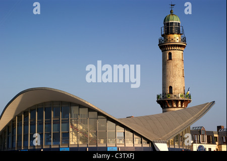 Leuchtturm und Teepott Restaurant am Strand von Warnemünde, Rostock, Mecklenburg-Vorpommern, Deutschland Stockfoto