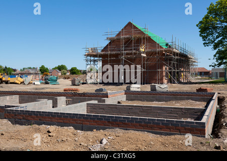 Neue Wohnungen im Bau auf Wohnsiedlung auf einem ehemaligen braune Wiese England GB UK EU Europa Stockfoto