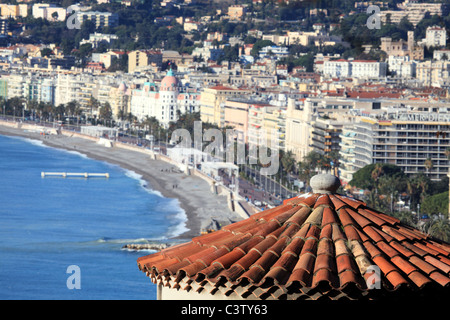 Ansicht von oben über die Promenade des Anglais mit malerischen südlichen Fliesen Dach Stockfoto