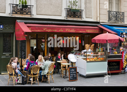 Straßencafé in der Nähe der Kathedrale von Notre Dame de Paris, Ile De La Cite, Paris, Frankreich Stockfoto