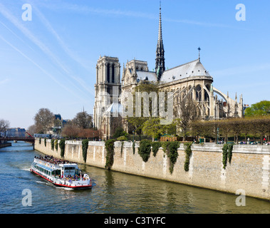 Cruise Boot am Ufer vor der Südfassade der Kathedrale von Notre Dame de Paris, Ile De La Cite, Paris, Frankreich Stockfoto