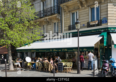 Straßencafé an der Ecke der Rue Jean Du Bellay und Quai d ' Orléans, Ile Saint-Louis, Paris, Frankreich Stockfoto