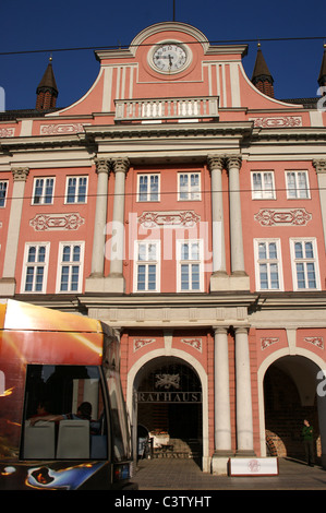 Straßenbahn vor der Rathaus, Rathaus, Neuer Markt, neuer Markt, Rostock, Mecklenburg-Vorpommern, Deutschland Stockfoto
