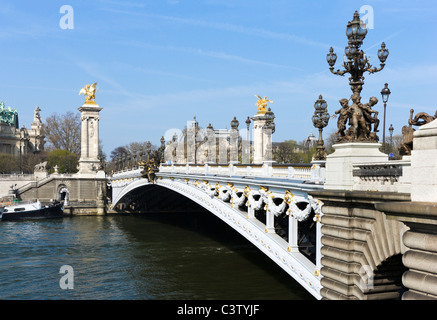 Der Pont Alexandre III (Alexander III Brücke) über den Fluss Seine, Paris, Frankreich Stockfoto