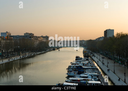 Sonnenuntergang in das Bassin De La Villette angesehen von einem Balkon im Holiday Inn Express, Paris, Frankreich. Stockfoto