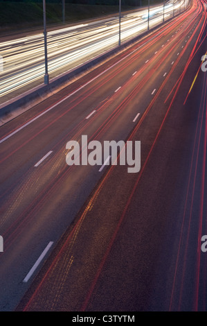 Auto Lichter in der Nacht auf der Autobahn Stockfoto