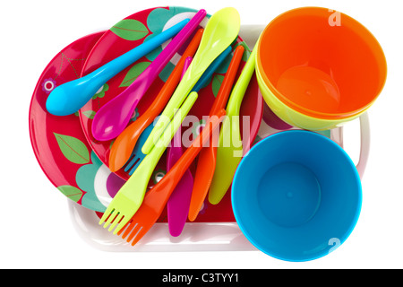 Haufen von farbigen Kunststoff-Besteck und Geschirr auf ein Kunststoff-Tablett Stockfoto