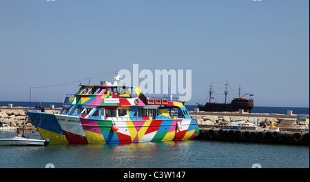 Party Boot und Replik Piratenschiff, Ayia Napa, Zypern Stockfoto