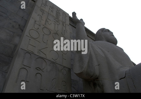 Statue von Mashtots (Schöpfer des armenischen Alphabets), außerhalb der Matenadaran (Nationalbibliothek), Jerewan, Armenien Stockfoto