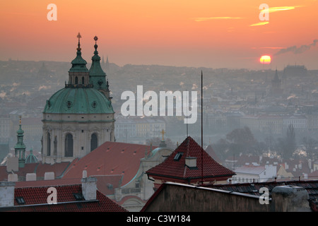 Sonnenaufgang über Prag mit der reich verzierten Kuppel der Kathedrale St. Nikolaus auf der Kleinseite Stockfoto