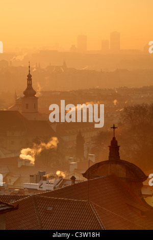 Sonnenaufgang über Prag mit der reich verzierten Kuppel der Kathedrale St. Nikolaus auf der Kleinseite Stockfoto